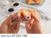 Женщина с вкусным жареным спринг-роллом на светлом фоне, крупным планом. Стоковое фото, фотограф Pixel_shot / Фотобанк Лори