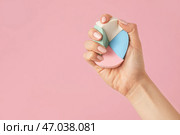 Рука с губками для макияжа на цветном фоне. Стоковое фото, фотограф Pixel_shot / Фотобанк Лори
