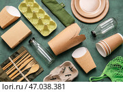 Эко-композиция с посудой на цветном фоне. Стоковое фото, фотограф Pixel_shot / Фотобанк Лори