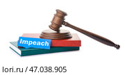 Бумага со словом IMPEACH, книги и судейский молоток на белом фоне. Стоковое фото, фотограф Pixel_shot / Фотобанк Лори
