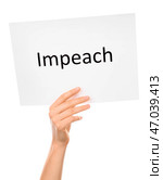 Рука, держащая бумагу с текстом IMPEACH на белом фоне. Стоковое фото, фотограф Pixel_shot / Фотобанк Лори
