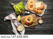 Бублик с вкусным сливочным сыром на деревянном фоне. Стоковое фото, фотограф Pixel_shot / Фотобанк Лори