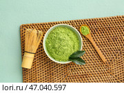 Чаша с порошкообразным чаем матча, ложкой и часеном на цветном фоне. Стоковое фото, фотограф Pixel_shot / Фотобанк Лори