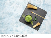 Чаша с порошкообразным чаем матча, чашаку и часен на цветном фоне. Стоковое фото, фотограф Pixel_shot / Фотобанк Лори