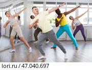 European guy with team of like-minded multinational people learn to elements of hip hop dance. Стоковое фото, фотограф Яков Филимонов / Фотобанк Лори