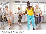 African man with team of like-minded multinational people learn to elements of contemporary dance. Стоковое фото, фотограф Яков Филимонов / Фотобанк Лори