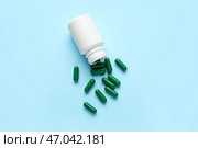 Бутылка с таблетками на цветном фоне. Стоковое фото, фотограф Pixel_shot / Фотобанк Лори