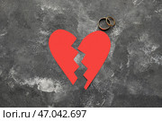 Разбитое бумажное сердце с кольцами на гранж-фоне. Стоковое фото, фотограф Pixel_shot / Фотобанк Лори