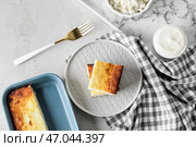 Тарелка с кусочками творожной запеканки на светлом фоне. Стоковое фото, фотограф Pixel_shot / Фотобанк Лори