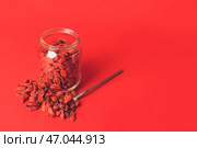 Банка и ложка с сушеными ягодами годжи на цветном фоне. Стоковое фото, фотограф Pixel_shot / Фотобанк Лори