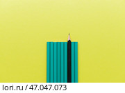 Один черный остроконечный карандаш среди тупых на цветном фоне. Концепция уникальности. Стоковое фото, фотограф Pixel_shot / Фотобанк Лори