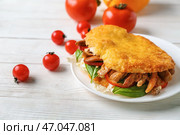 Тарелка с вкусным донер кебаб на белом деревянном столе. Стоковое фото, фотограф Pixel_shot / Фотобанк Лори