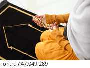 Молодая мусульманка молится дома. Стоковое фото, фотограф Pixel_shot / Фотобанк Лори