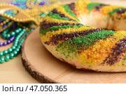 Праздничный торт для праздника Марди Гра (Fat Tuesday) на деревянном столе, крупным планом. Стоковое фото, фотограф Pixel_shot / Фотобанк Лори