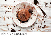 Тарелка с вкусной панна коттой на белом столе. Стоковое фото, фотограф Pixel_shot / Фотобанк Лори