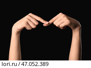 Жестикулируя женские руки на темном фоне. Стоковое фото, фотограф Pixel_shot / Фотобанк Лори