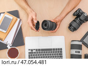 Мужской фотограф с современным оборудованием и ноутбуком за столом, вид сверху. Стоковое фото, фотограф Pixel_shot / Фотобанк Лори