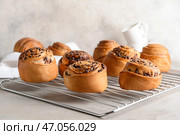 Вкусные булочки на охладительной решетке. Стоковое фото, фотограф Pixel_shot / Фотобанк Лори