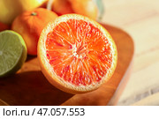 Половина вкусного сицилийского апельсина с цитрусовыми на борту. Стоковое фото, фотограф Pixel_shot / Фотобанк Лори