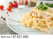 Тарелка вкусных макарон с куриным филе на столе, крупным планом. Стоковое фото, фотограф Pixel_shot / Фотобанк Лори