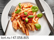 Тарелка вкусной пасты с соусом Болоньезе на столе, вид сверху. Стоковое фото, фотограф Pixel_shot / Фотобанк Лори