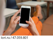 Женщина с мобильным телефоном заказывает доставку еды онлайн на дом. Стоковое фото, фотограф Pixel_shot / Фотобанк Лори