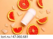 Дезодорант с кусочками грейпфрута и льдом на оранжевом фоне. Стоковое фото, фотограф Pixel_shot / Фотобанк Лори