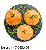 Сланцевая доска с вкусными мясными пирогами на белом фоне. Стоковое фото, фотограф Pixel_shot / Фотобанк Лори