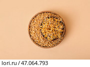 Деревянные чаши с пророщенной пшеницей на бежевом фоне. Стоковое фото, фотограф Pixel_shot / Фотобанк Лори