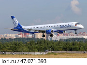 Самолёт Embraer E-190 авиакомпании Belavia (2024 год). Редакционное фото, фотограф Александр Тарасенков / Фотобанк Лори