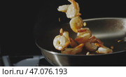 Delicious Shrimp Cooking in a Pan Against a Dark Background That Enhances Its Appeal. Стоковое видео, видеограф Владимир Ковальчук / Фотобанк Лори