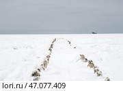 Танкер "Мурманск" идет через лед. Перевозка грузов зимой. Стоковое фото, фотограф Яковлев Сергей / Фотобанк Лори