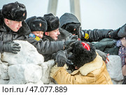 Праздник Масленица, взятие снежного городка. Территория Кафедрального собора в честь Преображения Господня. Город Бердск, Новосибирская область, Западная Сибирь, Россия. Редакционное фото, фотограф Евгений Мухортов / Фотобанк Лори
