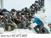 Праздник Масленица, взятие снежного городка. Территория Кафедрального собора в честь Преображения Господня. Город Бердск, Новосибирская область, Западная Сибирь, Россия. Редакционное фото, фотограф Евгений Мухортов / Фотобанк Лори