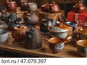 An Elegant Collection of Beautifully Crafted Traditional Teapots and Matching Cups. Стоковое фото, фотограф David Kashakhi / Фотобанк Лори