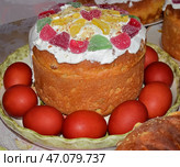 Пасхальный кулич и крашенные яйца. Стоковое фото, фотограф Photolart / Фотобанк Лори