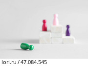 Перевернутая фигура на белом фоне, крупный план. Концепция неудачника. Стоковое фото, фотограф Pixel_shot / Фотобанк Лори