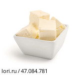 Миска с вкусным нарезанным сыром фета на белом фоне. Стоковое фото, фотограф Pixel_shot / Фотобанк Лори