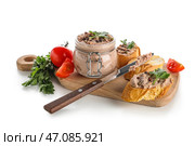 Деревянная доска с банкой вкусного паштета, тостами, петрушкой, помидорами и ножом на белом фоне. Стоковое фото, фотограф Pixel_shot / Фотобанк Лори