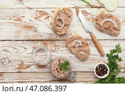 Тосты с вкусным паштетом, петрушкой, перцем и луком на светлом деревянном фоне. Стоковое фото, фотограф Pixel_shot / Фотобанк Лори