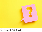 Речевая бабл с вопросительным знаком на жёлтом фоне. Стоковое фото, фотограф Pixel_shot / Фотобанк Лори