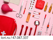 Медицинские принадлежности с инсулиновым шприцем, клизмой и стетоскопом на розовом фоне. Вид сверху. Стоковое фото, фотограф Pixel_shot / Фотобанк Лори