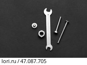 Гаечный ключ, метчики, болты и гайки на тёмном фоне. Стоковое фото, фотограф Pixel_shot / Фотобанк Лори