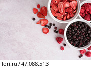 Миски с вкусными сублимированными ягодами на светлом фоне. Стоковое фото, фотограф Pixel_shot / Фотобанк Лори