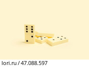 Белые домино на бежевом фоне. Стоковое фото, фотограф Pixel_shot / Фотобанк Лори