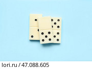 Белые домино на синем фоне. Стоковое фото, фотограф Pixel_shot / Фотобанк Лори