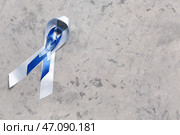 Синие ленты осведомленности на гранж-фоне. Концепция рака простаты. Стоковое фото, фотограф Pixel_shot / Фотобанк Лори
