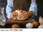 Женщина месит муку на кухне, крупным планом. Стоковое фото, фотограф Pixel_shot / Фотобанк Лори