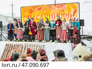 Выступление музыкального коллектива в старорусских национальных костюмах. Празднование Масленицы на территории Кафедрального собора в честь Преображения Господня. Бердск, Новосибирская область, Западная Сибирь, Россия. Редакционное фото, фотограф Евгений Мухортов / Фотобанк Лори