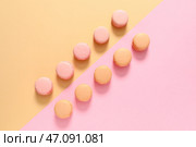 Вкусные макаруны на цветном фоне. Стоковое фото, фотограф Pixel_shot / Фотобанк Лори